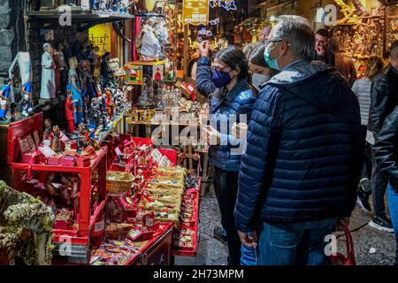 Turisti a San Gregorio Armeno, la strada conosciuta in tutto il mondo per i suoi laboratori di presepio, la stagione natalizia apre ufficialmente a Napoli oggi, 19 novembre 2021. Foto Stock