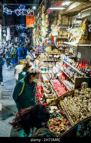 Turisti a San Gregorio Armeno, la strada conosciuta in tutto il mondo per i suoi laboratori di presepio, la stagione natalizia apre ufficialmente a Napoli oggi, 19 novembre 2021. Foto Stock