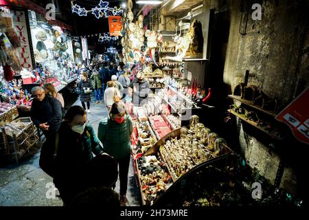 Turisti a San Gregorio Armeno, la strada conosciuta in tutto il mondo per i suoi laboratori di presepio, la stagione natalizia apre ufficialmente a Napoli oggi, 19 novembre 2021. Foto Stock