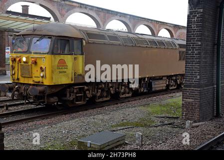 Una locomotiva diesel Colas Rail Classe 56 si trova alla stazione di Chester con un treno di trattamento Railhead per rimuovere le foglie sulla linea, 1 novembre 2021 Foto Stock