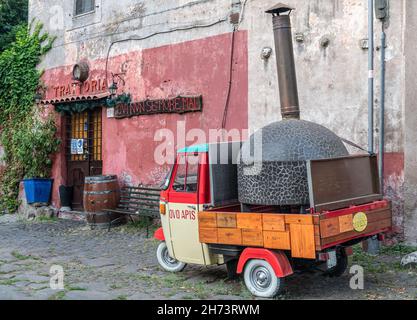 Rosso e giallo Piaggio Ape P501 in via antica (via appia) la mattina presto a roma, Italia Foto Stock