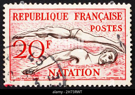 Francia - circa 1953: un timbro stampato in Francia mostra il nuoto, circa 1953 Foto Stock