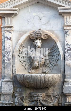 Storica fontana pubblica in marmo sulla Via conciliazione, Città del Vaticano, nel cuore di Roma Foto Stock