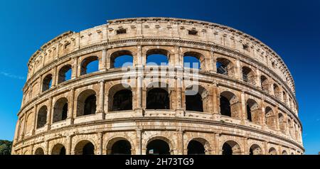 Vista panoramica del Colosseo a Roma Foto Stock