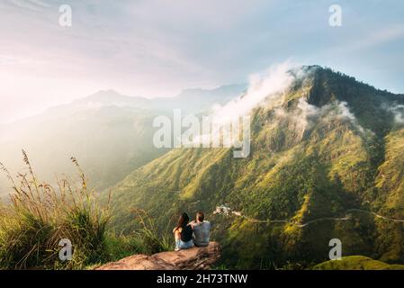 La coppia saluta l'alba in montagna. Uomo e donna in montagna. Viaggio di nozze. La coppia viaggia in Asia. Viaggio in Sri Lanka. S Foto Stock