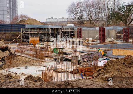 POZNAN, POLONIA - 25 gennaio 2015: Una bella vista di un'area di costruzione con materiale nel distretto di stare Zegrze, Poznan, Polonia Foto Stock