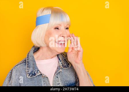 Profilo laterale ritratto di attraente ragazza allegra annunciando pettegolezzi rumor isolato su sfondo di colore giallo chiaro Foto Stock