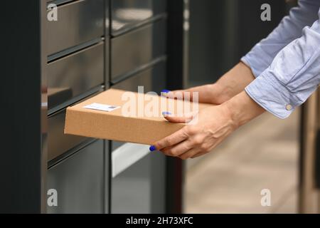 Client che utilizza una macchina terminale post-assistenza automatica Foto Stock