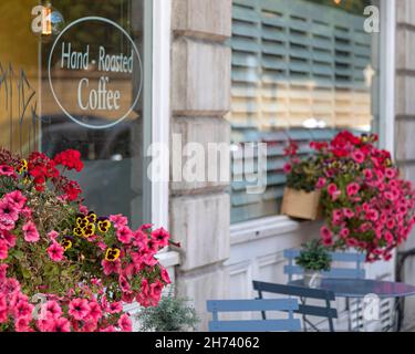 LONDRA, Regno Unito - 23 LUGLIO 2021: Graziose finestre all'esterno del Cafe con il cartello caffe' arrosto a mano sulla finestra Foto Stock