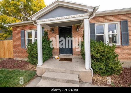 Piccolo portico di una casa con decorazioni minimaliste holloween Foto Stock