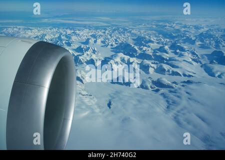 GROENLANDIA - 10 MAGGIO 2018: Vista dal finestrino dell'aeromobile del motore di un Boeing 787 sugli iceberg della Groenlandia Foto Stock