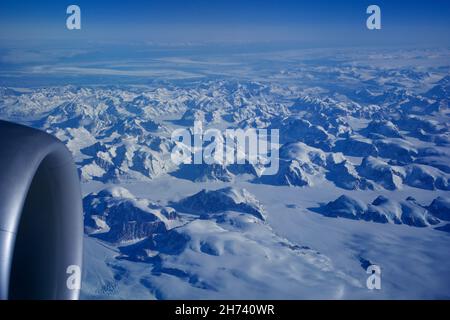 GROENLANDIA - 10 MAGGIO 2018: Vista dal finestrino dell'aeromobile del motore di un Boeing 787 sugli iceberg della Groenlandia Foto Stock