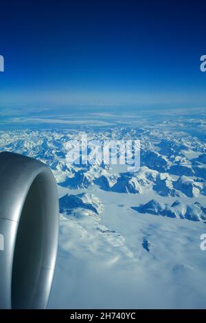 GROENLANDIA - 10 MAGGIO 2018: Vista dal finestrino dell'aeromobile del motore di un Boeing 787 sugli iceberg della Groenlandia Foto Stock