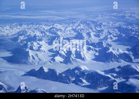 GROENLANDIA - 10 MAGGIO 2018: Vista dal finestrino dell'aeromobile del motore di un Boeing 787 sugli iceberg della Groenlandia Foto Stock