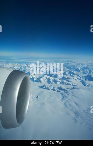 GROENLANDIA - 10 MAGGIO 2018: Vista dal finestrino dell'aeromobile del motore di un Boeing 787 sugli iceberg della Groenlandia Foto Stock