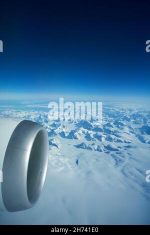 GROENLANDIA - 10 MAGGIO 2018: Vista dal finestrino dell'aeromobile del motore di un Boeing 787 sugli iceberg della Groenlandia Foto Stock