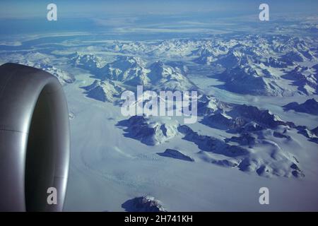 GROENLANDIA - 10 MAGGIO 2018: Vista dal finestrino dell'aeromobile del motore di un Boeing 787 sugli iceberg della Groenlandia Foto Stock