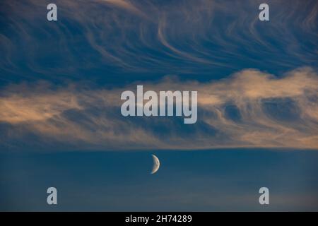 Cirrus nuvole con mezza luna Foto Stock