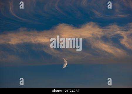 Cirrus nuvole con mezza luna Foto Stock