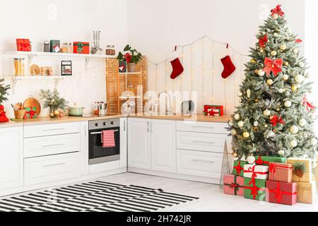 Interno Di Una Cucina Moderna E Luminosa, in Stile Vintage, Decorato Con  Decorazione Natalizia Fotografia Stock - Immagine di giorno, festa:  167465974