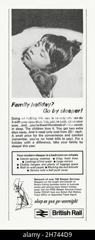 Un annuncio degli anni '60 per i treni letto di British Rail. L'annuncio è apparso in una rivista pubblicata nel Regno Unito nel marzo 1965. La fotografia mostra un bambino nascosto in un ormeggio accanto ad un orsacchiotto. La mappa mostra una rete piuttosto estesa di itinerari. I treni Sleeper train operano in Gran Bretagna sin dal periodo vittoriano e offrono una comoda sistemazione notturna per i viaggi su lunghe distanze, consentendo ai passeggeri di lasciare la propria casa la sera e arrivare a destinazione il mattino seguente – grafica vintage anni '60 per uso editoriale. Foto Stock