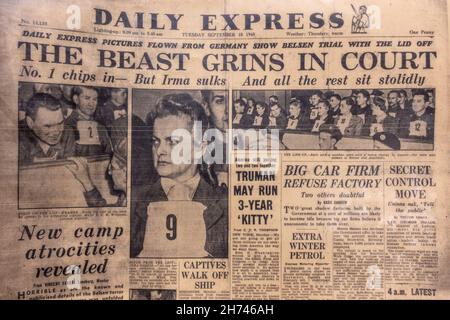 Il titolo della prima pagina di 'The Beast Grins in Court' al processo delle guardie del campo di Bergen Belsen, Daily Express, 18th settembre 1945. Foto Stock