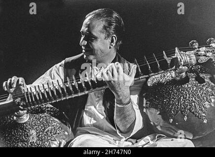 Ravi Shankar giocando Sitar Foto Stock