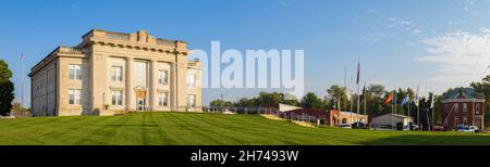 Louisville, Illinois, USA - 1° ottobre 2021: Lo storico tribunale della contea di Clay ed è il Veterans Memorial Foto Stock