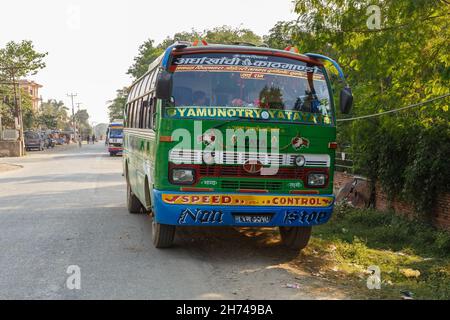 Lumbini, Nepal - 17 novembre 2016: Autobus locale tradizionale nepalese nella strada di Lumbini. Foto Stock