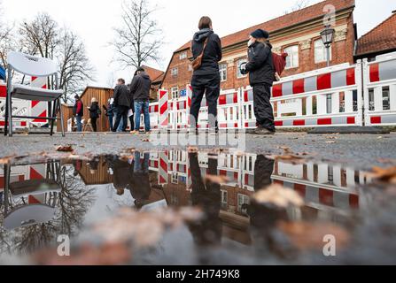 Luneburg, Germania. 20 Nov 2021. 20 novembre 2021, bassa Sassonia, Lüneburg: La gente attende in linea di fronte al centro di vaccinazione mobile. Il distretto di Lüneburg istituisce il suo centro di vaccinazione mobile a Marienplatz. Sabato scorso, la corsa è stata così enorme che tutte le riserve di vaccini sono state utilizzate. Foto: Philipp Schulze/dpa Credit: dpa Picture Alliance/Alamy Live News Foto Stock