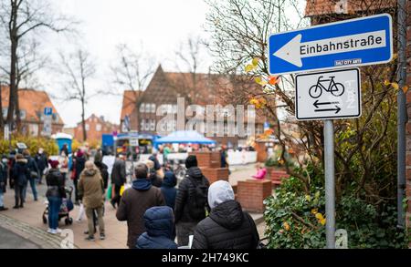 Luneburg, Germania. 20 Nov 2021. 20 novembre 2021, bassa Sassonia, Lüneburg: La gente attende in linea di fronte al centro di vaccinazione mobile. Il distretto di Lüneburg istituisce il suo centro di vaccinazione mobile a Marienplatz. Sabato scorso, la corsa è stata così enorme che tutte le riserve di vaccini sono state utilizzate. Foto: Philipp Schulze/dpa Credit: dpa Picture Alliance/Alamy Live News Foto Stock