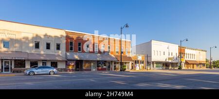 Newton, Illinois, USA - 28 settembre 2021: Il vecchio quartiere degli affari in Van Buren Street Foto Stock