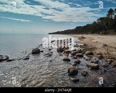Le onde del mare linea gioco rock di impatto sulla spiaggia Foto Stock
