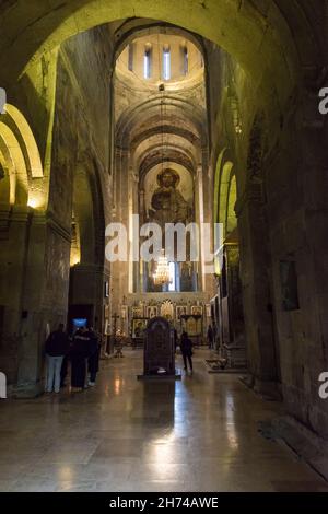 Interno della Cattedrale di Svetitskhoveli con un gigantesco affresco di Gesù nell'abside sopra l'altare. Mtskheta, provincia di Mtskheta-Mtianeti, Georgia. Foto Stock