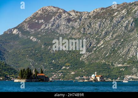 Marien Ðorde auf dem Felsen / Gospa od Škrpjela bei Perast an der Bucht von Kotor, Montenegro, Europa | The isl Foto Stock