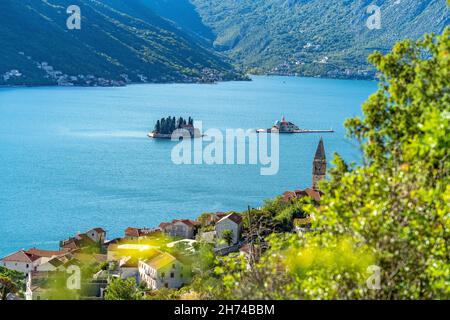 Marien Ðorde auf dem Felsen / Gospa od Škrpjela an der Bucht von Kotor, Montenegro, Europa | Perast Foto Stock