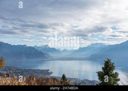 Vista panoramica sul lago di Ginevra, Vevey e le Alpi svizzere dal Monte Pelerin. Concetto di viaggio e turismo. Foto Stock