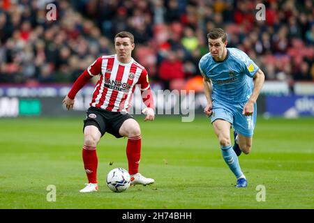 John Fleck #4 di Sheffield United e ben Sheaf #14 di Coventry City Foto Stock