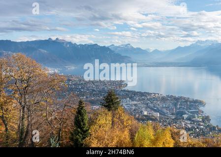 Vista panoramica sul lago di Ginevra, Vevey e le Alpi svizzere dal Monte Pelerin. Concetto di viaggio e turismo. Foto Stock