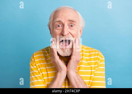 Primo piano ritratto di bello stupito allegro uomo grigio-capelli buona reazione notizie isolato su sfondo blu brillante Foto Stock