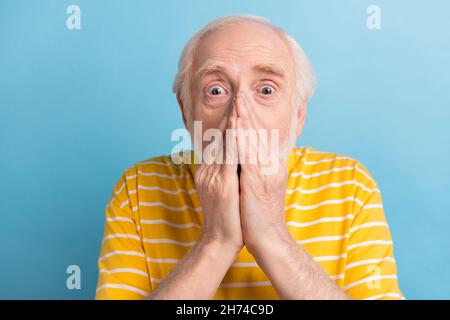 Primo piano ritratto di attraente uomo stupito inquietante chiusura bocca cattive notizie reazione isolato su sfondo blu brillante Foto Stock