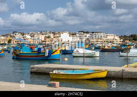 Vista pittoresca del porto di Marsaxlokk con le tradizionali barche da pesca Luzzu, villaggio di Marsaxlokk, Malta, Europa Foto Stock