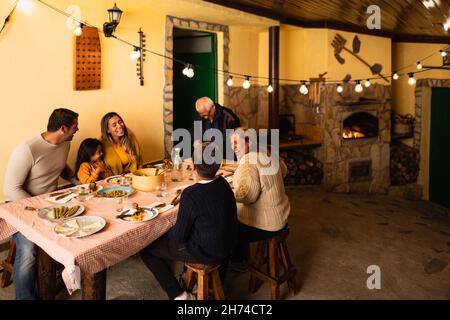 Happy famiglia latina divertirsi a cenare insieme a casa Foto Stock