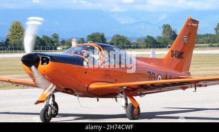 Rivolta del Friuli, Udine, Italy SETTEMBRE, 17, 2021 Alte performante alettone basso per allenamento in taxiing arancione con istruttore e pick-up a bordo. SIAI Marchetti SF-260 Foto Stock