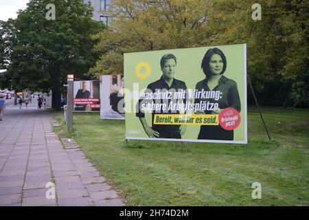 Klaus Lederer (Linke), Robert Habeck und Annalena Baerbock (Gruene) - Wahlplakate zu den Bundestagswahlen 2021, Berlin-Mitte (nur fuer redaktionelle Foto Stock