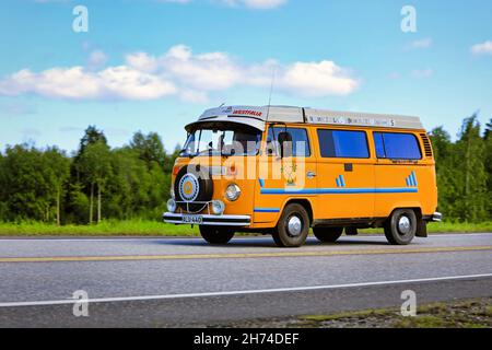 Camper van Volkswagen Westfalia classico giallo a velocità sull'autostrada 2 in una splendida giornata d'estate. Forssa, Finlandia. Luglio 31, 2020. Foto Stock