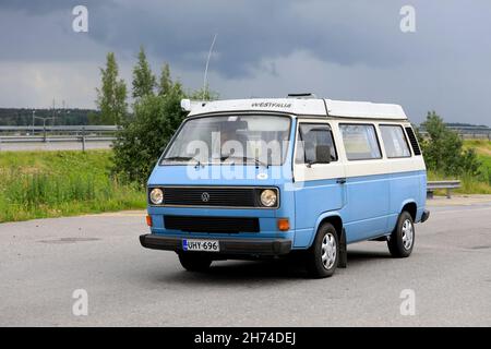 Blue Volkswagen tipo 3 furgone da camper Westfalia. La terza generazione di VW Transporter è stata fabbricata nel 1979-91 in Germania. Salo, Finlandia. Giugno 25, 2021. Foto Stock