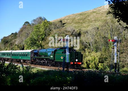 Swanage Train Eddystone 34028 viaggiando da Norden.to Corfe Castle in Reverse. Foto Stock