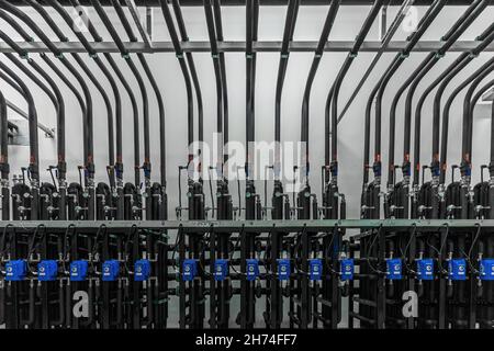 Foto delle pompe di produzione sul muro in una fabbrica moderna. Produzione chimica e medicina. Interno di impianti ad alta tecnologia farmaceutica Foto Stock