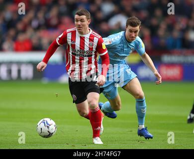 Sheffield, Regno Unito. 20 novembre 2021. John Fleck of Sheffield Utd si libera di ben Sheaf di Coventry City durante la partita del campionato Sky Bet a Bramall Lane, Sheffield. Il credito dovrebbe essere: Simon Bellis / Sportimage Foto Stock